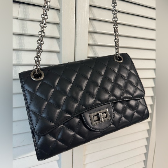 Elegant Black Quilted Shoulder Bag - Picture 2 of 6